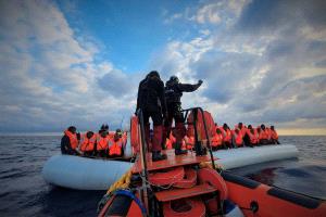 إنقاذ 220 مهاجراً قبالة السواحل الإيطالية وترحيل سوريين وسودانيين من ليبيا 