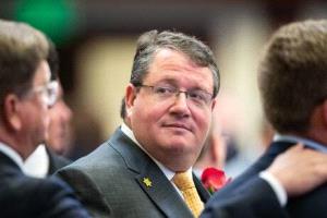 "الاختيار بين الكلاب والمسلمين ليس صعبا".. تصريح نائب أمريكي يشعل غضبا واسعا 