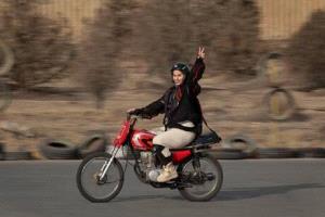 المرأة الإيرانية تقود التغيير.. رخص لقيادة الدراجات النارية والسكوتر  