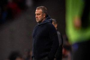 فليك يوبخ لاعبي برشلونة بعد السقوط أمام أتلتيكو مدريد