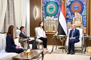 العليمي يبحث مع السفير الأميركي تعزيز الشراكة الأمنية وتأمين الممرات الدولية