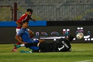 الأهلي يتخطى سموحة بصعوبة ويتصدر الدوري المصري