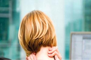 أسباب آلام الرقبة.. ومتى تدق ناقوس الخطر؟