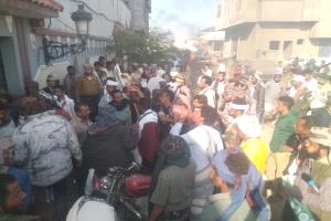 وقفة احتجاجية لأفراد من اللواء الثاني حزم أمام معاشيق بالعاصمة عدن للمطالبة بصرف مرتباتهم المتوقفة