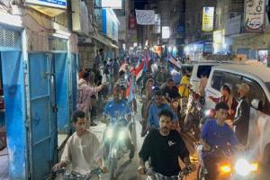 انطلاق مسيرة جماهيرية بالمكلا دعمًا لقرارات الرئيس الزُبيدي