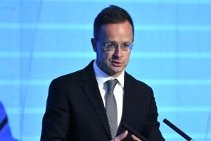 سيارتو لزيلينسكي: لن نعطي أموال الهنغاريين لأوكرانيا