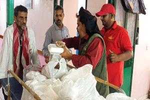 أفران عدن الخيرية تنفذ حملة توزع وجبات إفطار الصائم في مستشفى الصداقة بعدن 