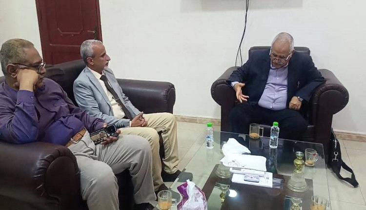 مدير عام صحة عدن يناقش مع وكيل وزارة الصحة لقطاع السكان أوضاع الصحة في عدن 