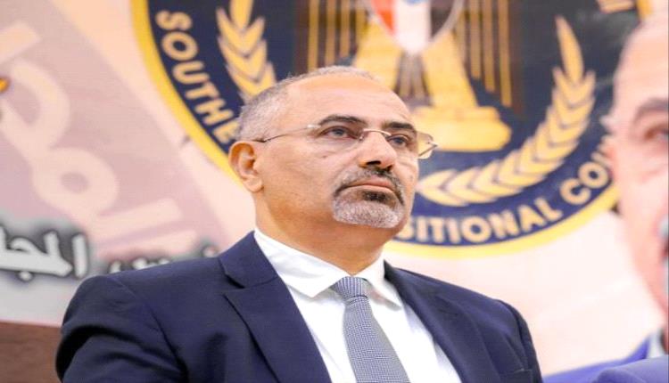 البيض: الرئيس الزُبيدي في عدن وأن يتخلى عن شعبه..