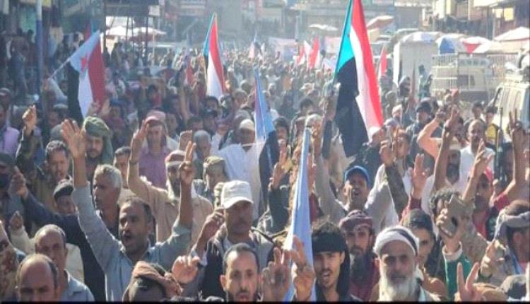 حشود الضالع تجدد التفويض للرئيس الزُبيدي
..