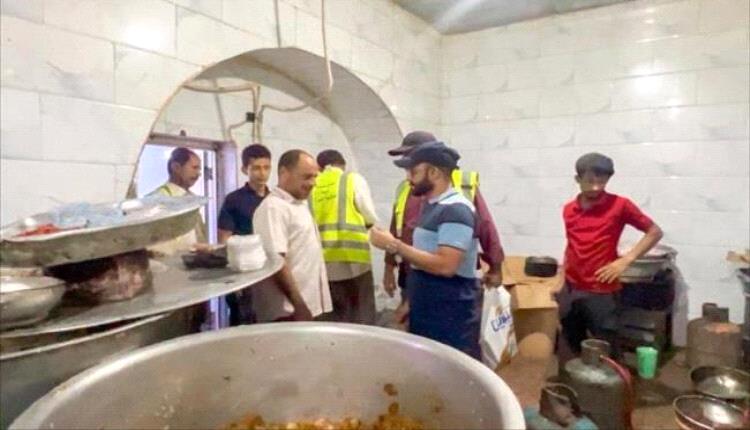 حملة رقابية واسعة في صيرة لضبط المطاعم المخالفة
