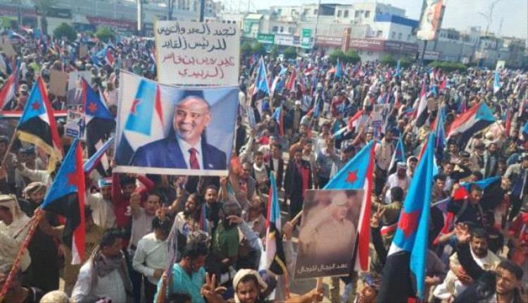 ساحة العروض...حشود جماهيرية مهيبة تجدد التفويض للرئيس الزُبيدي بعدن
