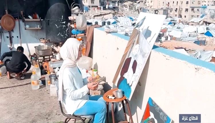 فتاة فلسطينية توثق حرب الإبادة بالرسم