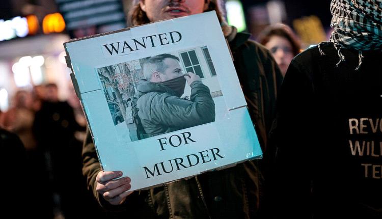 ملياردير أمريكي يتبرع بـ10 آلاف دولار لعنصر من إدارة الهجرة قتل امرأة