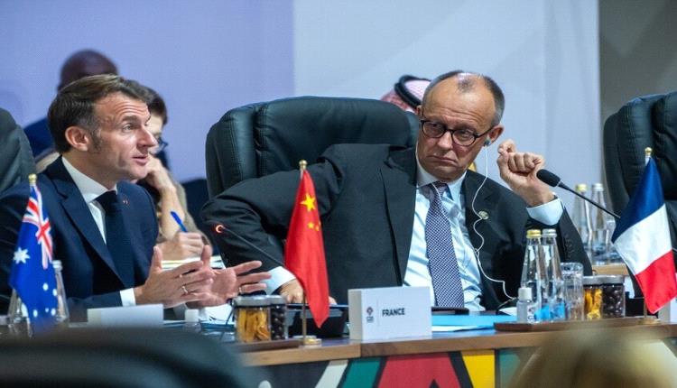 "بوليتيكو": خلاف بين باريس وبرلين حول آلية تسليح أوكرانيا