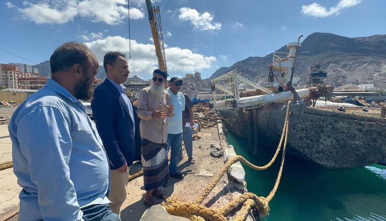 الوكيل غازي لحمر يتفقد أعمال إنتشال السفن الغارقة في حوض ميناء الاصطياد السمكي بعدن تمهيدًا لاعادة تأهيله