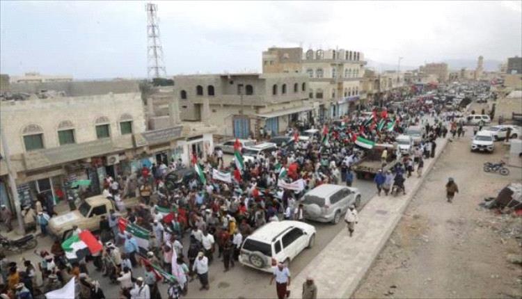 تظاهرة حاشدة في سقطرى تؤكد الامتنان للإمارات وتكشف فراغاً خلفه رحيلها