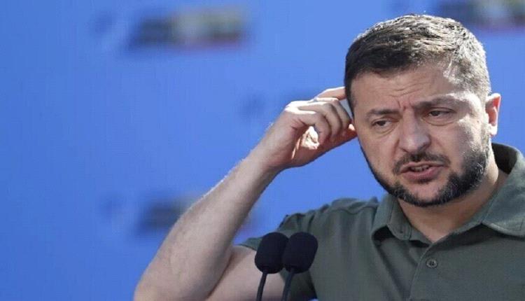 ماكرون يظهر بعين محتقنة حمراء خلال إلقائه خطابا في القوات المسلحة