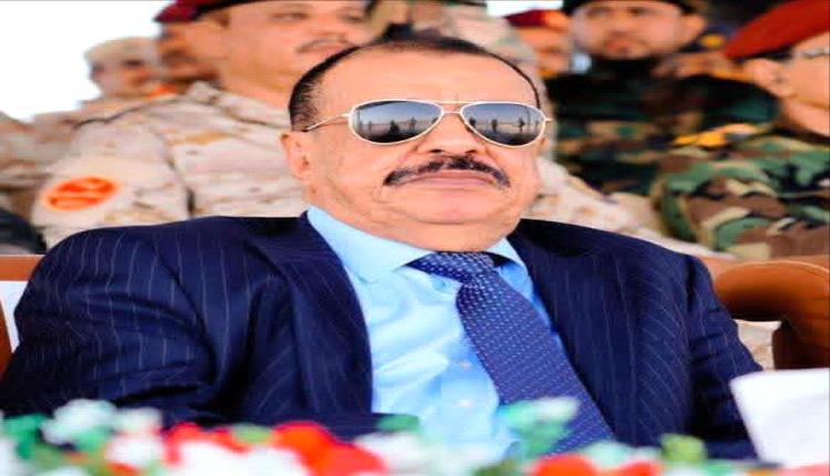 اللواء بن بريك يُعزّي في وفاة الرئيس السابق علي سالم البيض ..