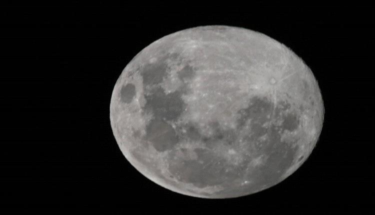 لماذا سطح القمر غير متناظر؟