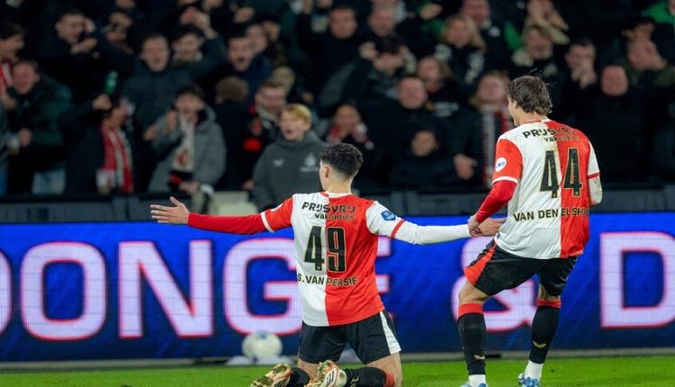 "هذا الشبل من ذاك الأسد".. نجل "الطائر" فان بيرسي يسجل هدفا مذهلا