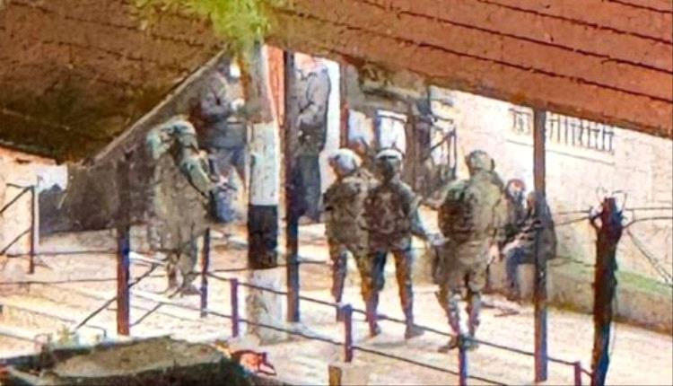 قوات الاحتلال تحتجز مصلين داخل المسجد القديم برام الله