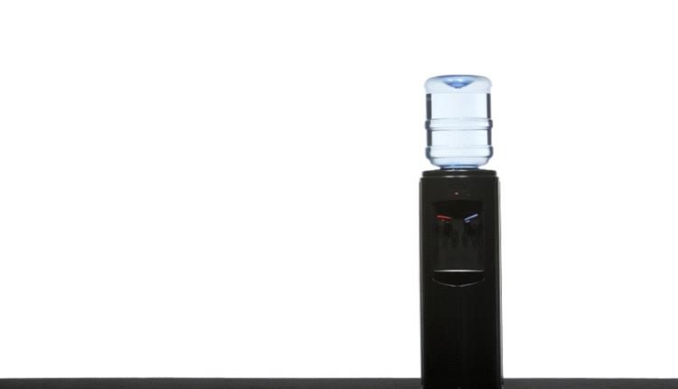 تحذير هام.. خطر صحي خفي في موزعات المياه الشائعة