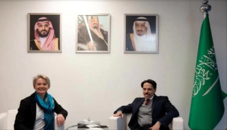 وزير الخارجية السعودي يلتقي نظيرته البريطانية في دافوس