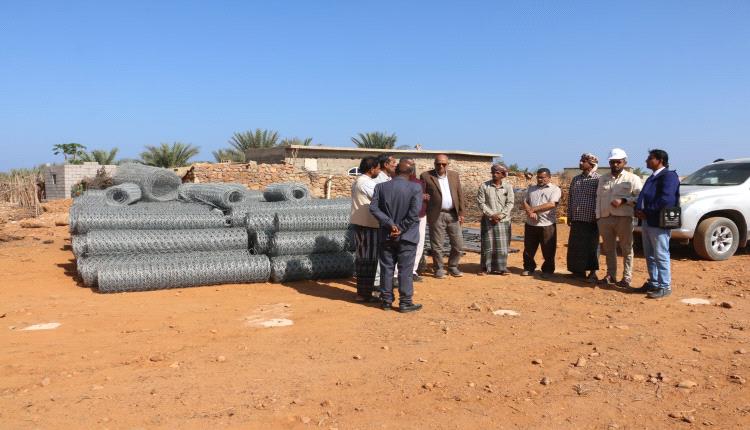 وفد وزارة الزراعة يطلع على مشروع مزرعة كدحة المحموله من برنامج الغذاء العالمي في سقطرى