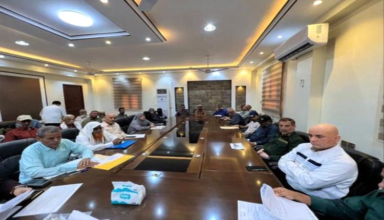 معاوية يناقش سير العمل في مركز الأحوال المدنية بالشيخ عثمان