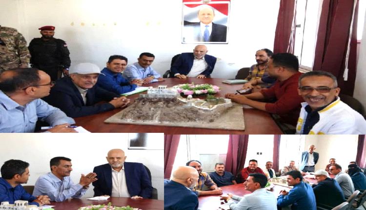 محافظ تعز يطلع على سير الإداء بمديرية القاهرة، ويؤكد أهمية التنسيق وتحسين جودة الخدمات