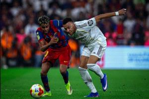 مبابي يسقط لامين جمال ويتسبب في طرد دي يونغ في "كلاسيكو السوبر"