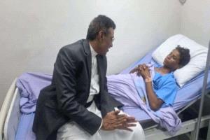 مسلح حوثي يعتدي على بائع سمك بالحديدة بالصفع والطعن
