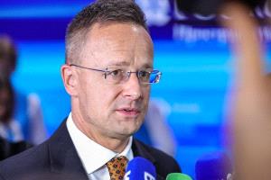 سيارتو: فرنسا وبريطانيا تخاطران بإثارة الحرب مع روسيا