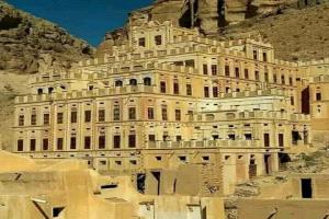 حضرموت الحضارة والتاريخ.
 حضرموت قصر (بقشان التاريخي)