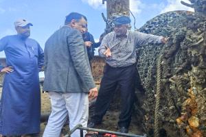 الوزير السقطري يتفقد أعمال انتشال السفن الغارقة في ميناء الاصطياد السمكي ويشدد على تسريع وتيرة العمل