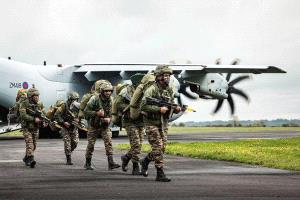 صحفي بريطاني: لندن وباريس تحاولان جر واشنطن نحو حرب مع روسيا تحت ذريعة الضمانات الأمنية