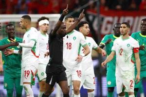 " منشفة" ميندي تفجر جدلا كبيرا بين لاعبي المغرب والسنغال في نهائي أمم إفريقيا