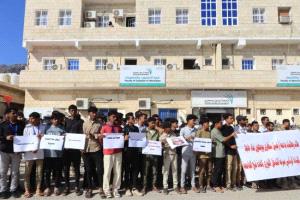 طلاب جامعة سقطرى يطالبون بإعادة فتح أبوابها