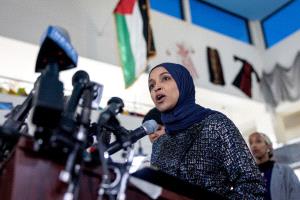 شقيق مهاجم إلهان عمر يكشف دوافع صادمة للاعتداء عليها