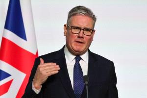 لقمع المحتوى الإباحي.. ستارمر يهدد بالسيطرة على روبوت الدردشة الذكي "غروك" لإيلون ماسك