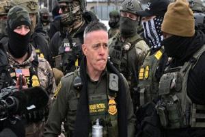 قائد حرس الحدود الأمريكي يغادر مدينة مينيابوليس