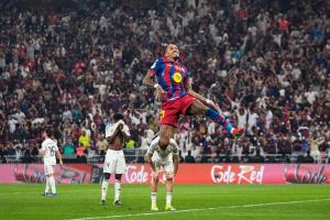 التركي غولر يتعرض للسخرية بعد موقف "كوميدي" محرج