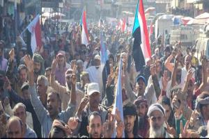 حشود الضالع تجدد التفويض للرئيس الزُبيدي