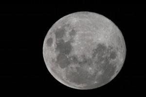 لماذا سطح القمر غير متناظر؟