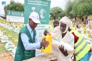 سلمان للإغاثة يوزع 900 سلة غذائية في تشاد