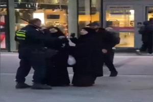 جدل واسع في هولندا بعد تداول مشاهد عنف الشرطة بحق نساء محجبات 

