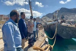 الوكيل غازي لحمر يتفقد أعمال إنتشال السفن الغارقة في حوض ميناء الاصطياد السمكي بعدن تمهيدًا لاعادة تأهيله