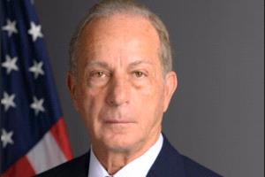 السفير الأمريكي: لدي "قصة مع الفقر" في مرفأ بيروت