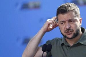 ماكرون يظهر بعين محتقنة حمراء خلال إلقائه خطابا في القوات المسلحة